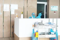 Bác sĩ trực cấp cứu ở bệnh viện (Ảnh: Minh Thuý) 