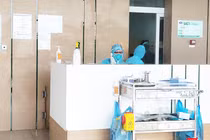 Bác sĩ trực cấp cứu ở bệnh viện (Ảnh: Minh Thuý) 