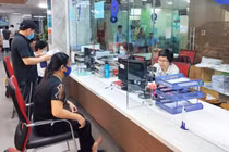 Người dân thanh toán viện phí tại bệnh viện (Ảnh - Minh Thuý) 