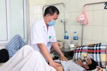 BS. Hưng khám cho bệnh nhân viêm màng não (Ảnh - Minh Thuý) 