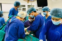 Các bác sĩ phẫu thuật cấp cứu cho bệnh nhân (Ảnh - BVCC) 