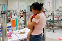 Cha mẹ chăm sóc cho trẻ tại bệnh viện. Ảnh: Minh Thúy