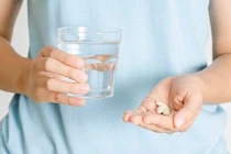 Người dân uống thuốc (Ảnh minh hoạ) 