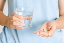 Người dân uống thuốc (Ảnh minh hoạ) 