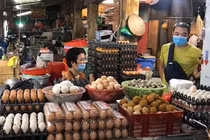 Người dân bán hàng ở chợ (Ảnh - Thanh Thanh)