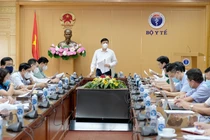 Bộ trưởng Bộ Y tế chỉ đạo tại cuộc họp về chiến dịch tiêm vaccine phòng COVID-19 (Ảnh - BYT) 