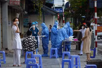 Khu vực lấy mẫu xét nghiệm COVID-19 ở Bệnh viện Hữu nghị Việt Đức (Ảnh - Minh Nhân)