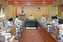 Bộ trưởng Bộ Y tế Nguyễn Thanh Long chỉ đạo cuộc họp (Ảnh - Trần Minh) 