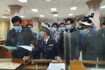 Thứ trưởng Bộ Y tế Đỗ Xuân Tuyên kiểm tra công tác phòng, chống dịch COVID-19 tại cửa khẩu. Ảnh: Tuấn Dũng - BYT 