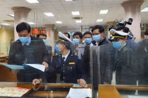 Thứ trưởng Bộ Y tế Đỗ Xuân Tuyên kiểm tra công tác phòng, chống dịch COVID-19 tại cửa khẩu. Ảnh: Tuấn Dũng - BYT 