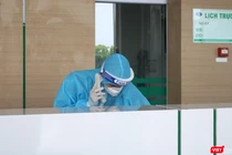 Bác sĩ trực cấp cứu ở bệnh viện ( Ảnh - Minh Thúy)