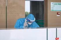 Nhân viên y tế trực cấp cứu (Ảnh - Minh Thuý) 