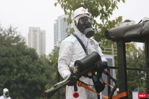 Nhân viên y tế phun khử khuẩn phòng dịch (Ảnh - Minh Thuý) 