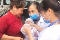 Bé gái chào đời khỏe mạnh trong sự vui mừng của nhân viên y tế tại CDC Hà Nội. Ảnh: Thu Nguyệt 