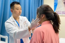 BS. Nguyễn Đình Minh khám cho bệnh nhân (Ảnh - BS. Nguyễn Đình Minh) 