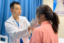 BS. Nguyễn Đình Minh khám cho bệnh nhân (Ảnh - BS. Nguyễn Đình Minh) 