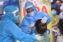 Nhân viên y tế lấy mẫu xét nghiệm COVID-19 cho người dân (Ảnh - BYT) 