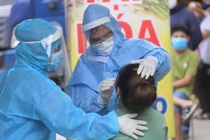 Nhân viên y tế lấy mẫu xét nghiệm COVID-19 cho người dân (Ảnh - BYT) 