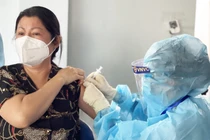 Người dân được tiêm vaccine phòng COVID-19 (Ảnh - VNVC) 