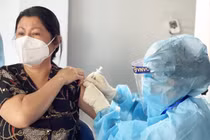 Người dân được tiêm vaccine phòng COVID-19 (Ảnh - VNVC) 