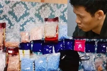 Đối tượng Quý cùng tang vật. (Ảnh: Trí Anh)