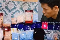 Đối tượng Quý cùng tang vật. (Ảnh: Trí Anh)