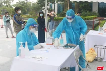 Nhân viên y tế làm việc liên tục để lấy mẫu xét nghiệm COVID-19 cho người dân (Ảnh - Minh Thuý) 