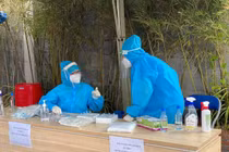 Cán bộ y tế trao đổi về công tác lấy mẫu xét nghiệm (Ảnh - BYT)