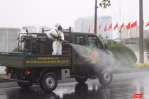 Binh chủng hoá học, Bộ Quốc phòng diễn tập phun khử khuẩn để phòng, chống dịch COVID-19 (Ảnh: Minh Thuý) 