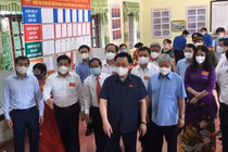 Chủ tịch Quốc hội Vương Đình Huệ cùng lãnh đạo Bộ Y tế trực tiếp kiểm tra công tác bầu cử ở TP. Bắc Giang (Ảnh - BYT) 