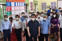 Chủ tịch Quốc hội Vương Đình Huệ cùng lãnh đạo Bộ Y tế trực tiếp kiểm tra công tác bầu cử ở TP. Bắc Giang (Ảnh - BYT) 