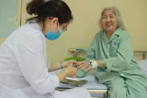 Bác sĩ chăm sóc cho bệnh nhân ở BV (Ảnh - BVCC)