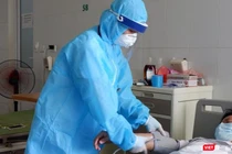 Bác sĩ chăm sóc cho bệnh nhân COVID-19 (Ảnh - Minh Thuý) 