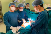 Các bác sĩ phẫu thuật cắt bỏ khối u cho bệnh nhân (Ảnh - BVCC) 