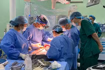 Các bác sĩ ghép gan cho bệnh nhi (Ảnh - BVCC) 