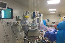 Các bác sĩ chăm sóc cho bệnh nhân 2983 (Ảnh - BVCC)