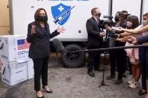 Phó Tổng thống Mĩ Kamala Harris tới Viện Vệ sinh Dịch tễ Trung ương sáng nay (Ảnh: Reuters)