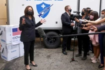 Phó Tổng thống Mĩ Kamala Harris tới Viện Vệ sinh Dịch tễ Trung ương sáng nay (Ảnh: Reuters)