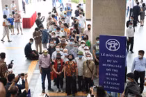 Người dân xếp hàng dài chờ đi thử tàu điện Cát Linh - Hà Đông (Ảnh - Hoàng Anh) 