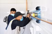 Bệnh viện Bệnh Nhiệt đới Trung ương lắp đựt giường ICU điều trị F0 (Ảnh - Nguyễn Liên) 