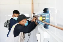 Bệnh viện Bệnh Nhiệt đới Trung ương lắp đựt giường ICU điều trị F0 (Ảnh - Nguyễn Liên) 