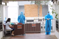 Nhân viên y tế trực ở khu vực cách ly (Ảnh - Trung Nguyên) 