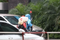 Nhân viên y tế phun khử khuẩn chung cư Viên Đông Star - nơi có ca mắc COVID-19 (Ảnh - Đặng Thuỷ) 