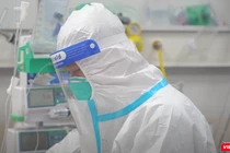 Bác sĩ chăm sóc bệnh nhân COVID-19 trong tâm dịch (Ảnh - MT)