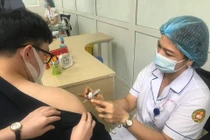 Nhân viên y tế tiêm vaccine phòng COVID-19 cho người dân (Ảnh - BYT) 