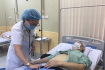 Bác sĩ khám bệnh cho bệnh nhân tại Bệnh viện Hữu Nghị (Ảnh: Bệnh viện Hữu Nghị) 