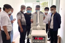 Thứ trưởng Bộ Y tế Nguyễn Trường Sơn kiểm tra đột xuất tiến độ hoàn thiện của Trung tâm hồi sức tích cực (Ảnh - Ngọc Mai) 