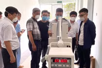 Thứ trưởng Bộ Y tế Nguyễn Trường Sơn kiểm tra đột xuất tiến độ hoàn thiện của Trung tâm hồi sức tích cực (Ảnh - Ngọc Mai) 