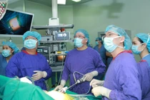 Bác sĩ phẫu thuật thu nhỏ dạ dày cho bệnh nhân bị béo phì nặng tới 95kg (Ảnh: BVCC) 