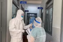 Bác sĩ trao đổi công việc tại bệnh viện (Ảnh - BYT) 